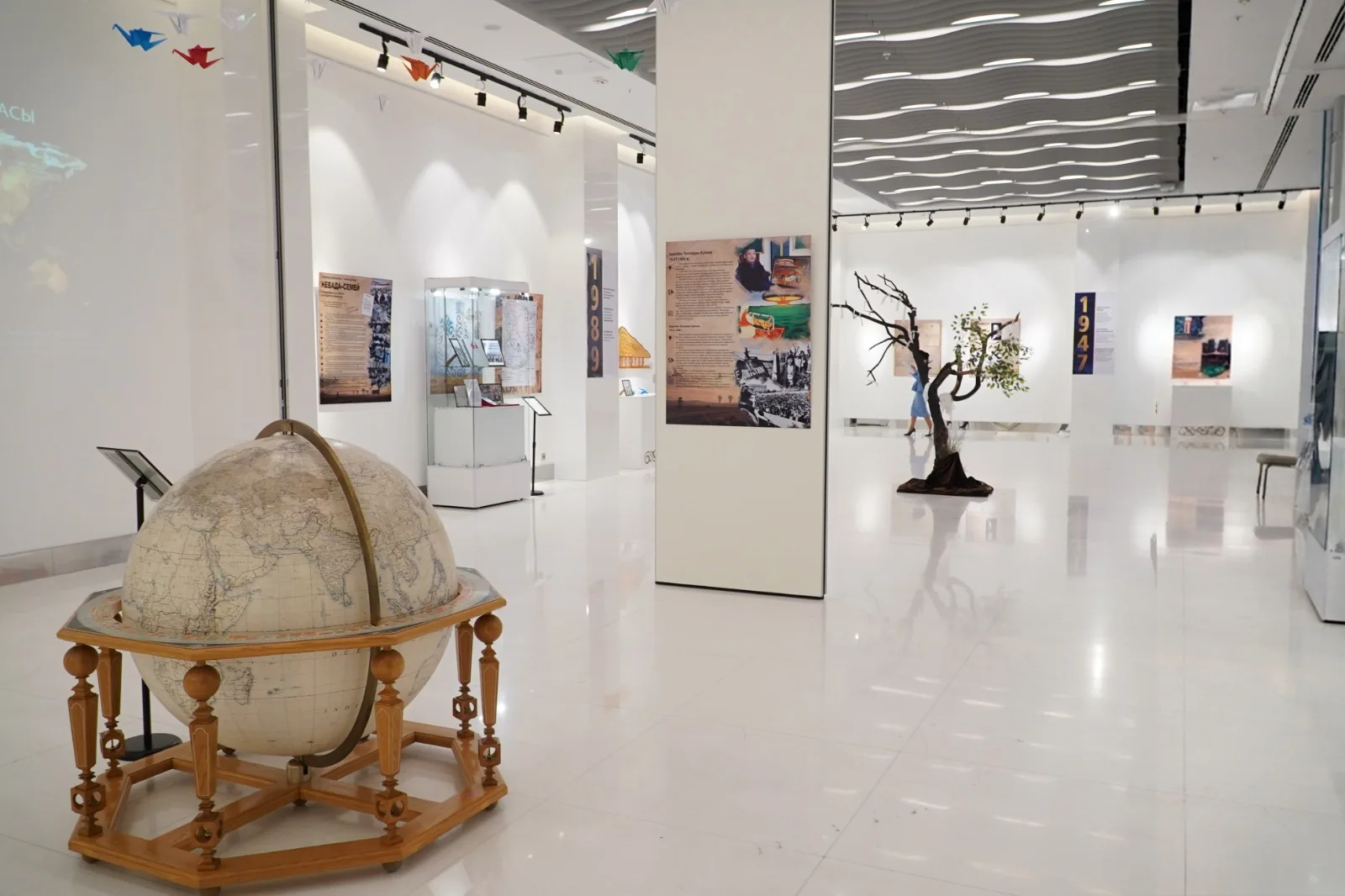 Экспонаты в пространстве зала